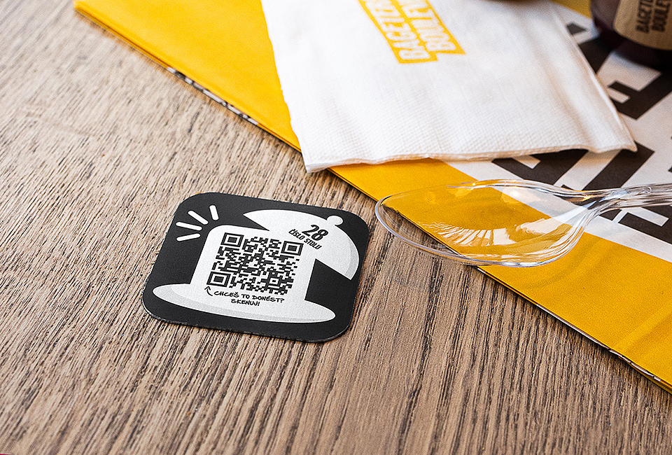Design von Hinweisschildern zur Nutzung von QR-Codes in Restaurants
